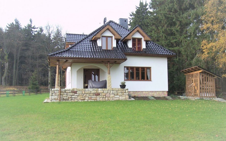 R�ckansicht mit Terrasse und Holzschober Einfamilienhaus Karl�w