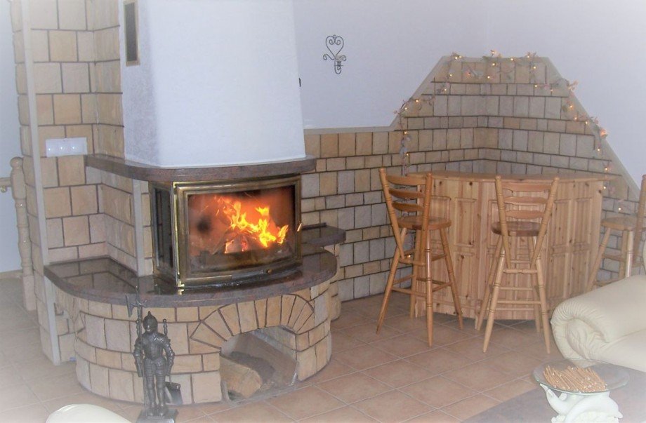 Wohnzimmer mit Kamin und Barbereich Einfamilienhaus Karl�w