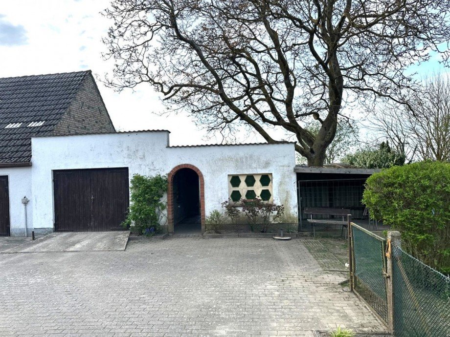 Nebengelass mit Garage LHH Mehrfamilienhaus Langenhanshagen