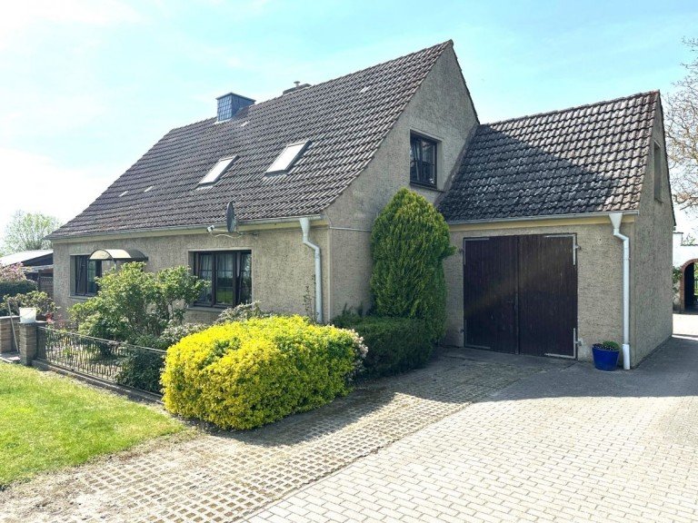 Hausansicht Stra�e LHH Langenhanshagen Mehrfamilienhaus Charmantes Mehrgenerationenhaus mit Riesenpotenzial